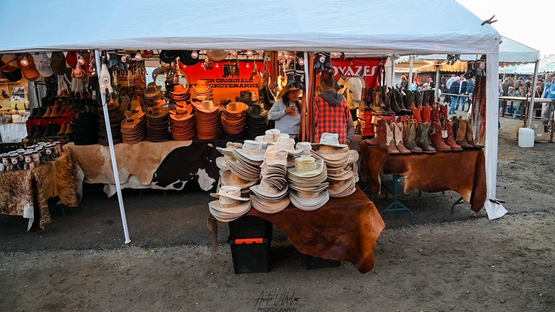 Salgsbod med cowboyhatter og støvler