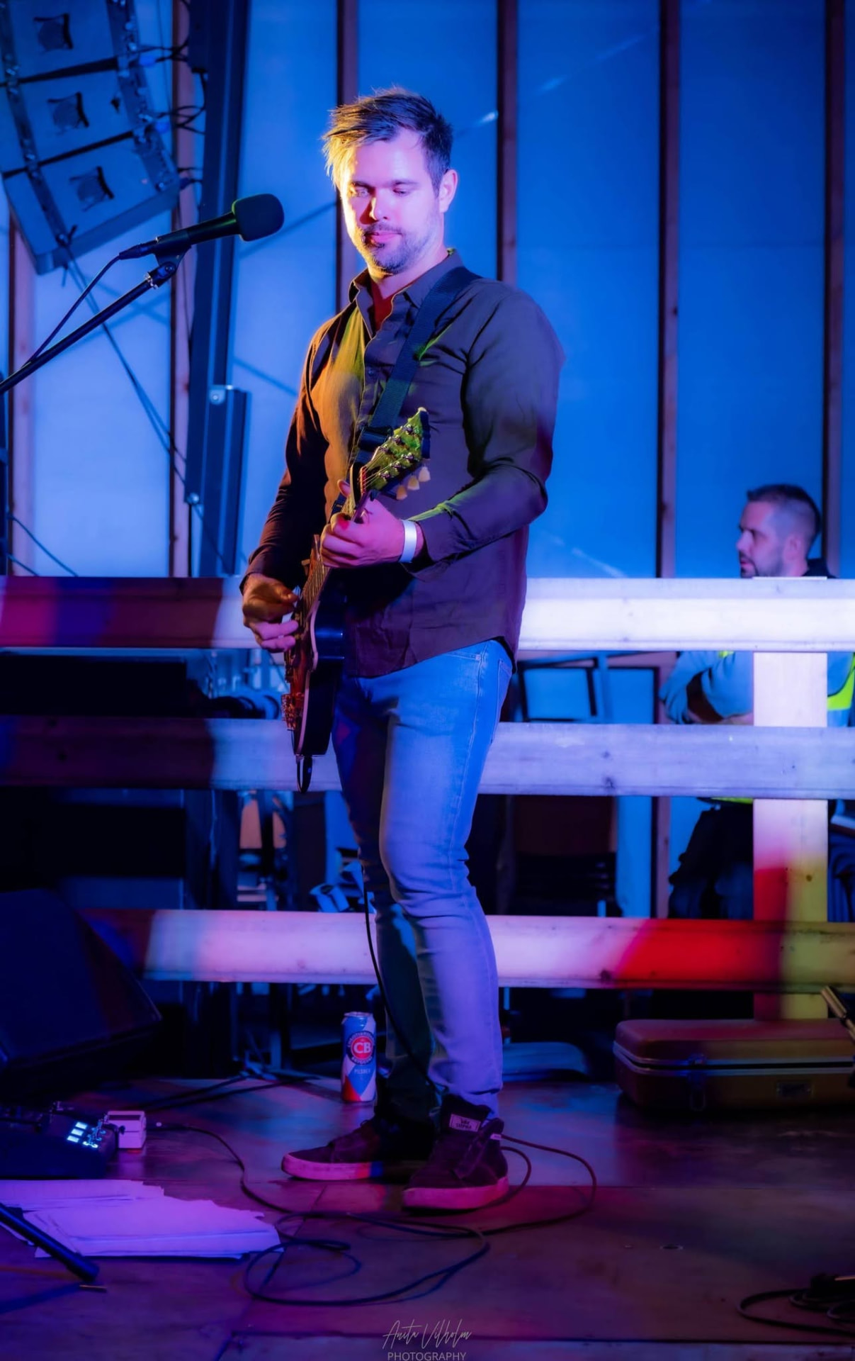 Gitarist på scenen i blått lys