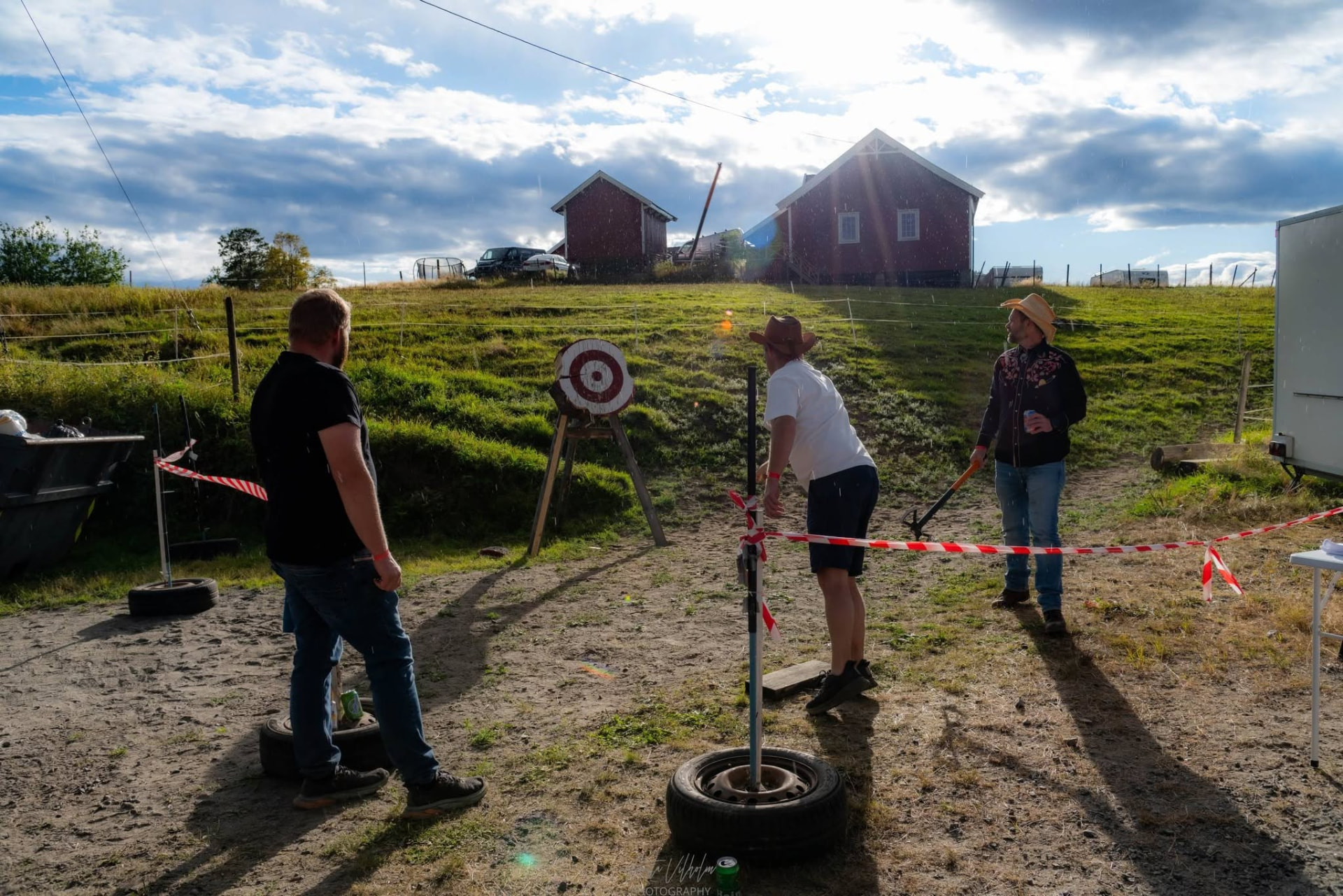 Øksekasting på festivalområdet