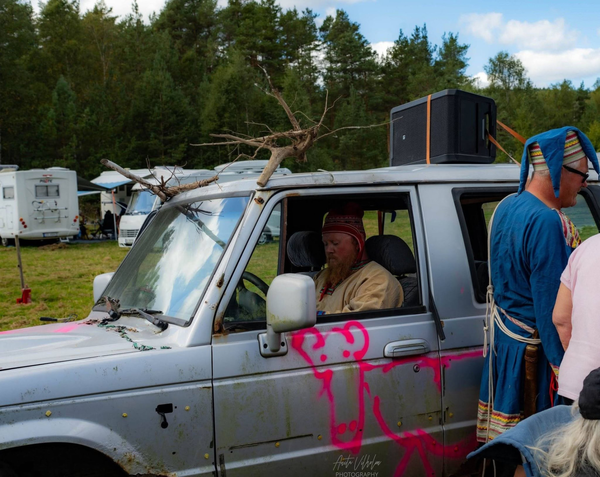 Festivalstemning på campen med utkledde gjester