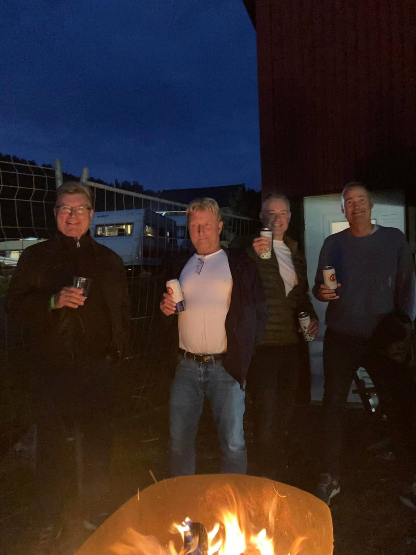 Gutta rundt bålet på camp