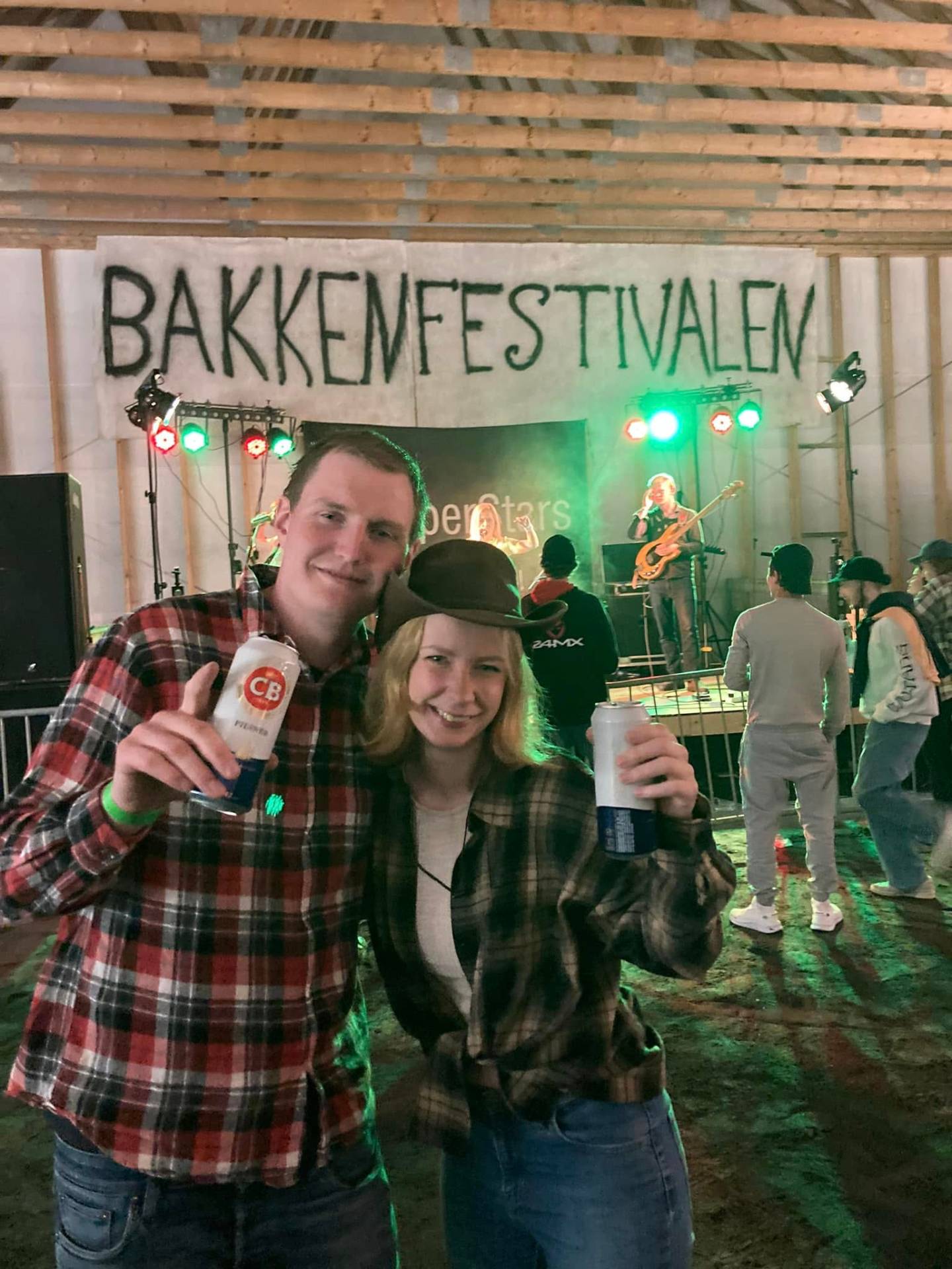 Skål foran Bakkenfestivalen-scenen