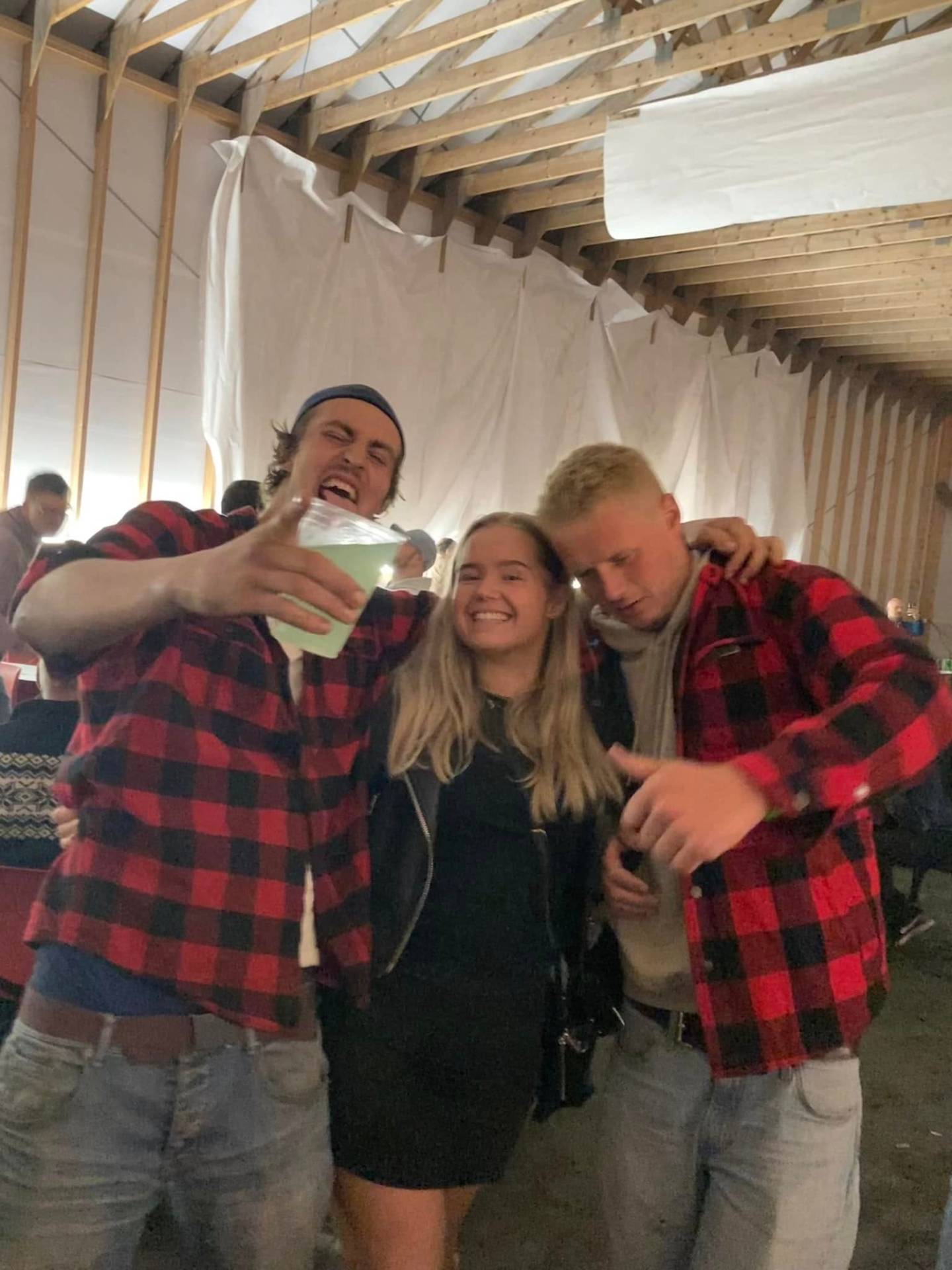 Latter og selfies med vennegjengen