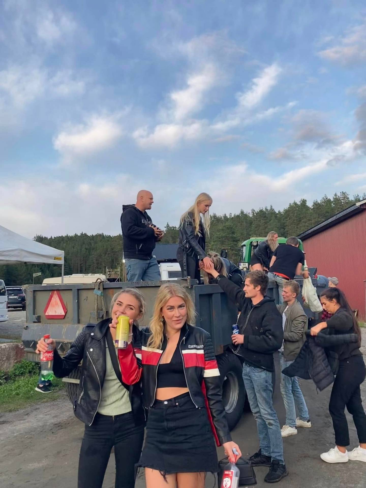 Jentegjeng foran traktoren før festivalen