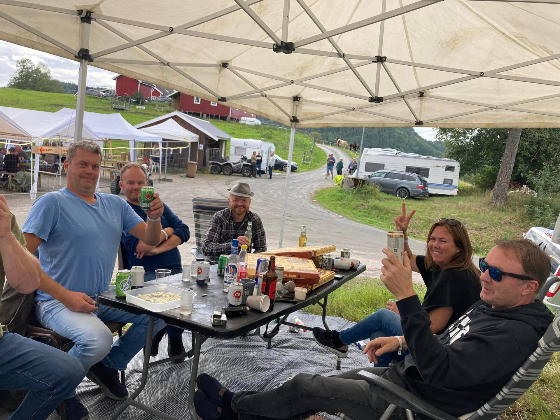 Camp-stemning med pizza og drikke