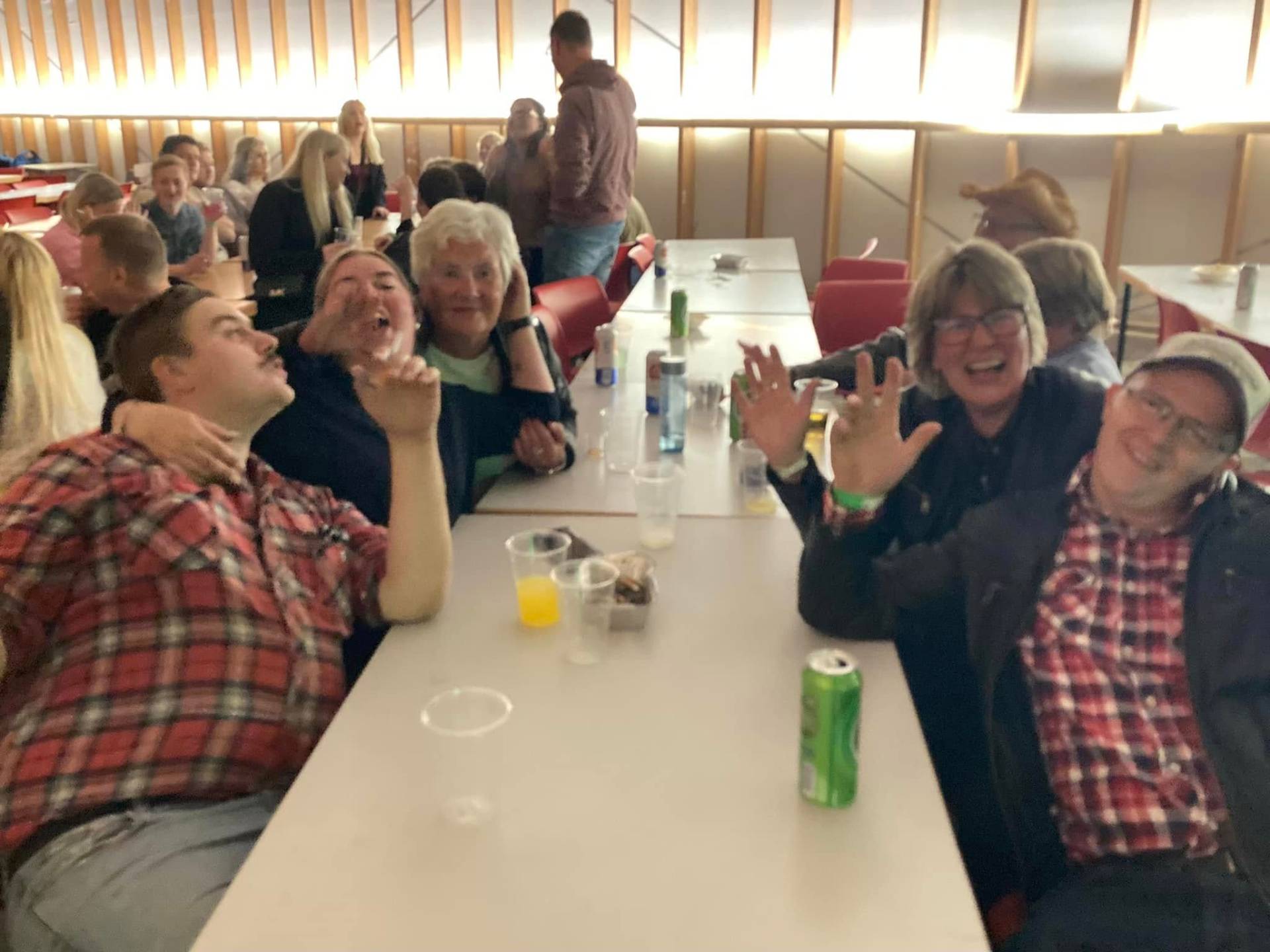 Generasjoner samlet rundt bordet