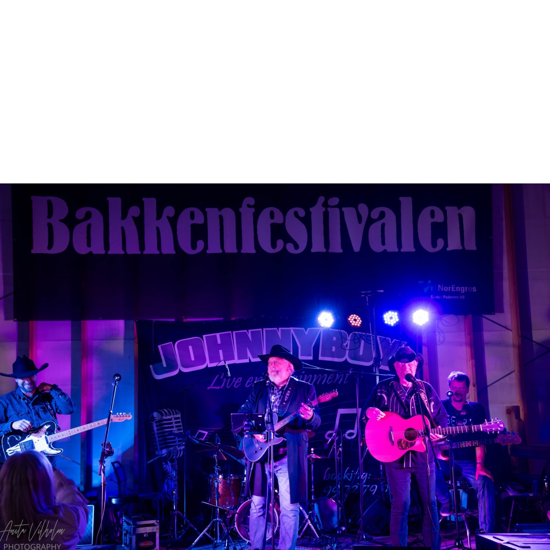 Johnnyboy spiller under Bakkenfestivalen-banneret
