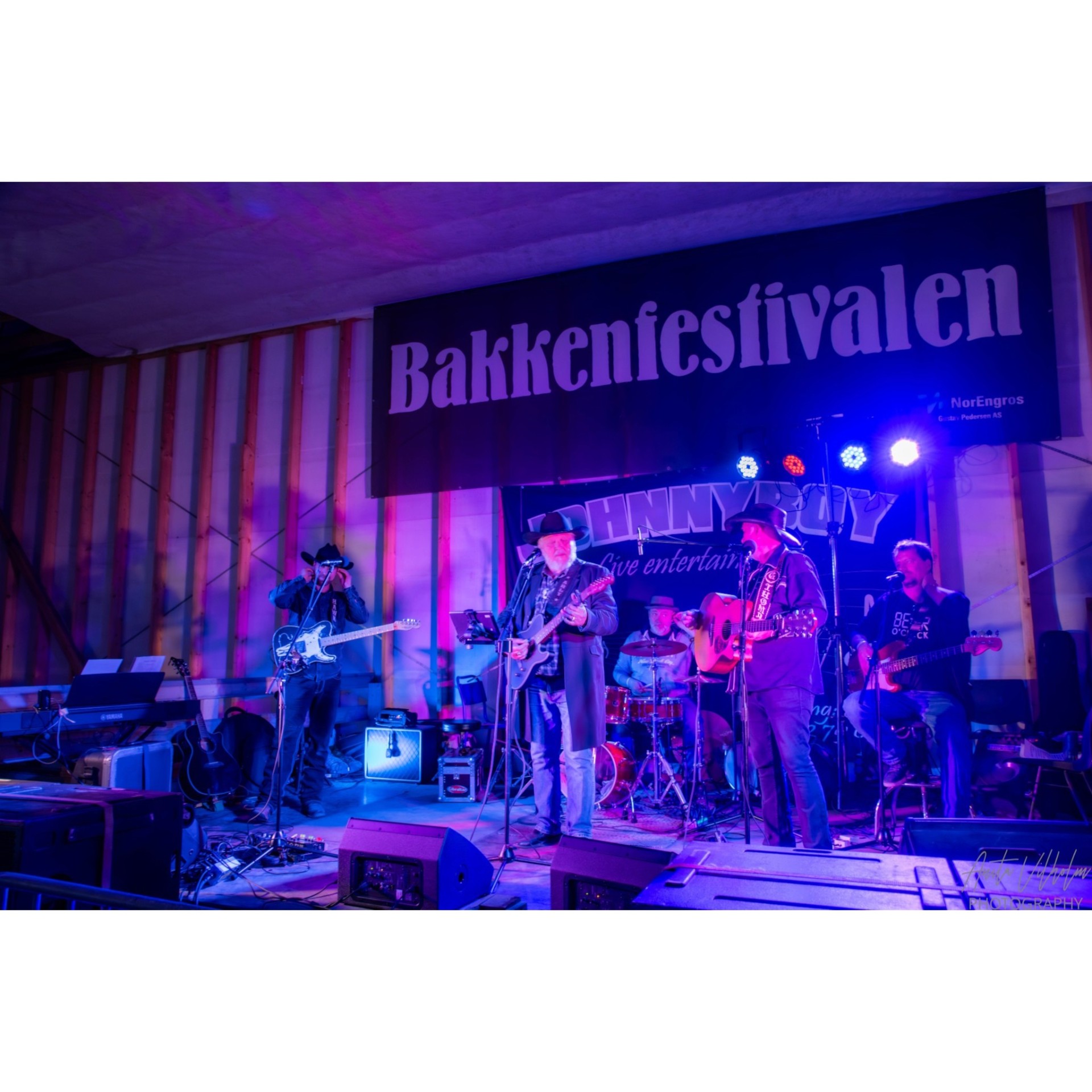 Hele Johnnyboy-bandet på scenen i blått lys