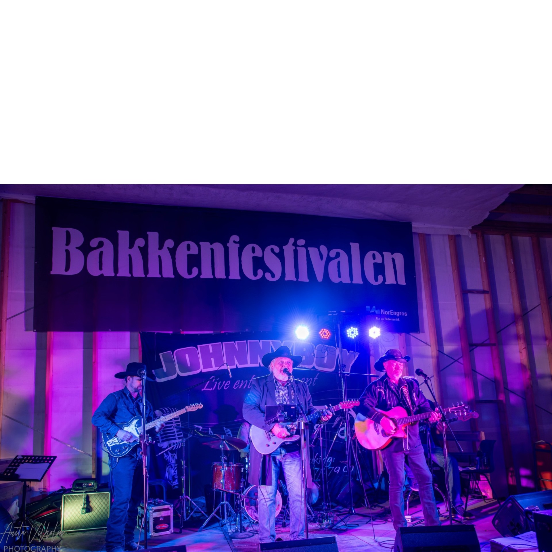 Johnnyboy trio synger sammen på scenen