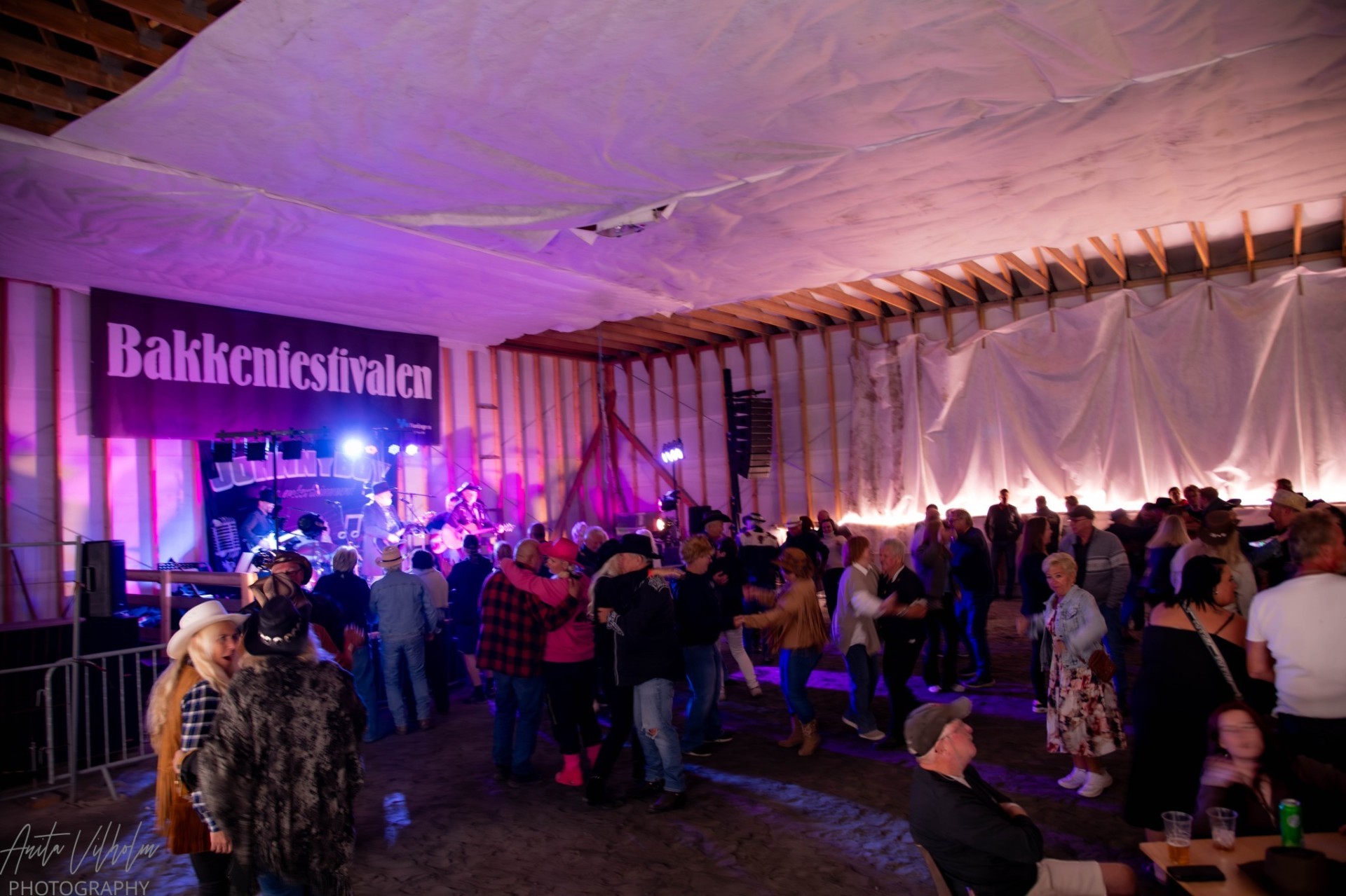 Fullt dansegulv under Bakkenfestivalen-banneret