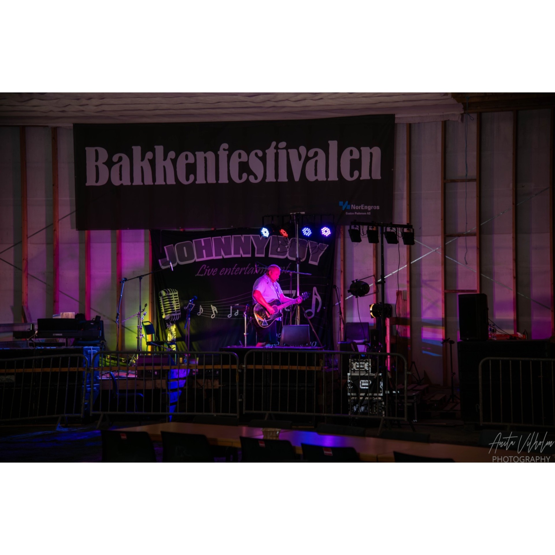 Johnnyboy soundcheck under Bakkenfestivalen-banneret