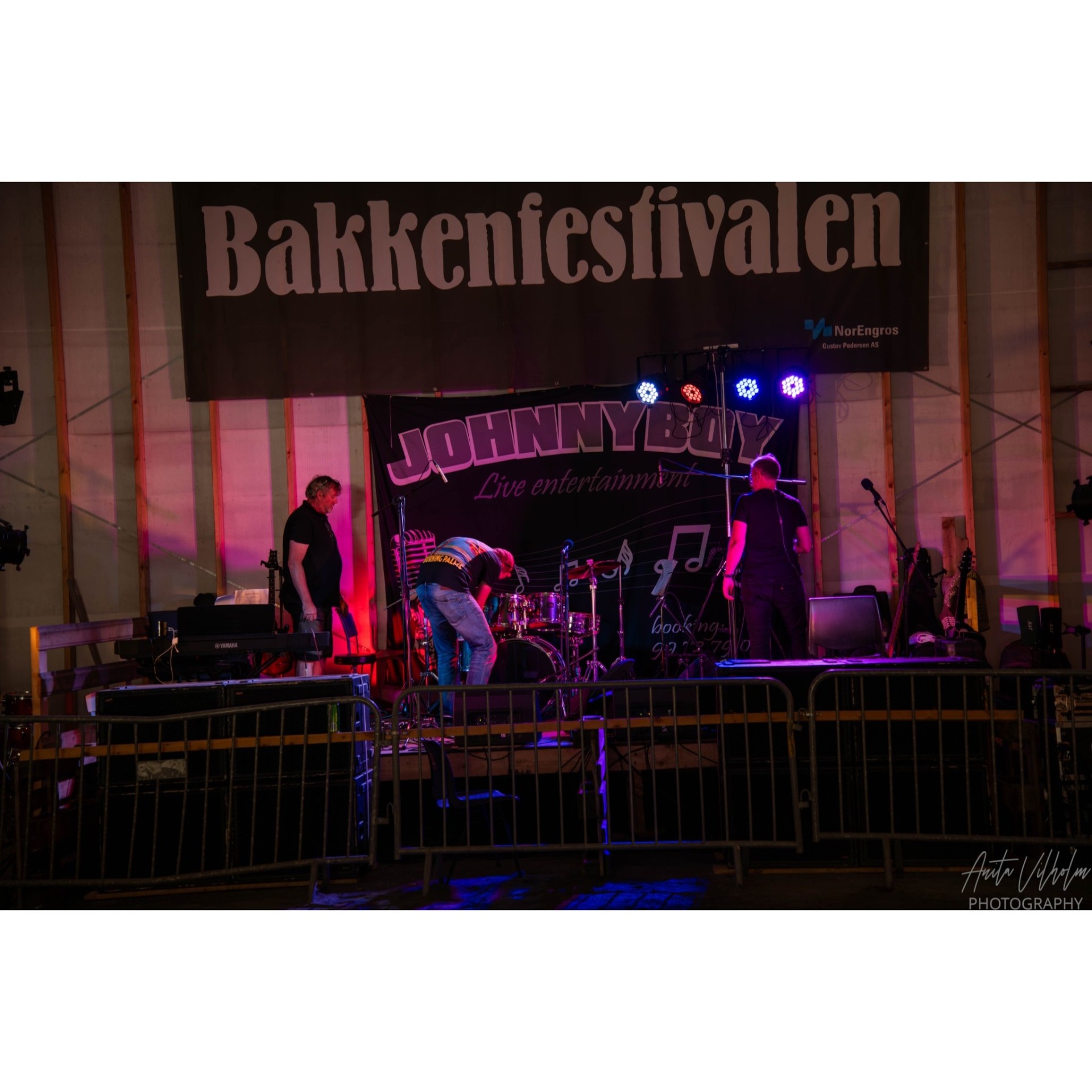 Johnnyboy-bandet rigger scenen i lilla lys