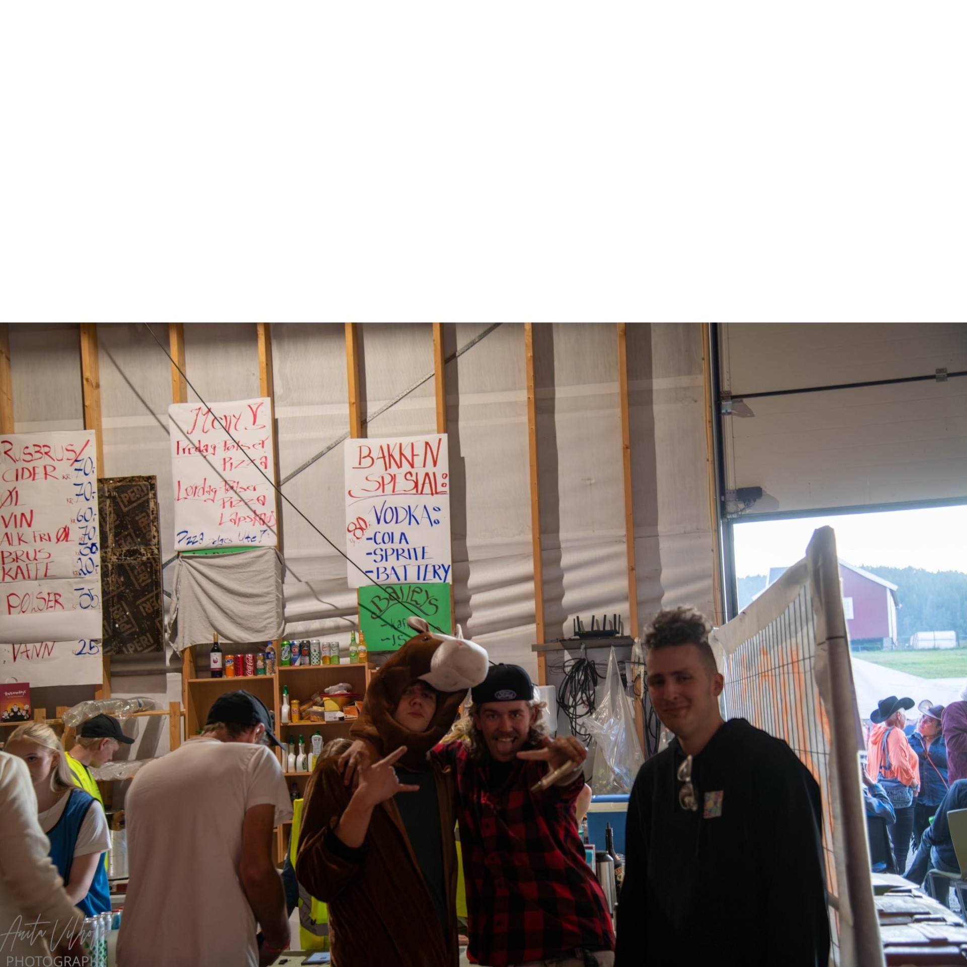 Vennegjeng poserer i Bakken-baren