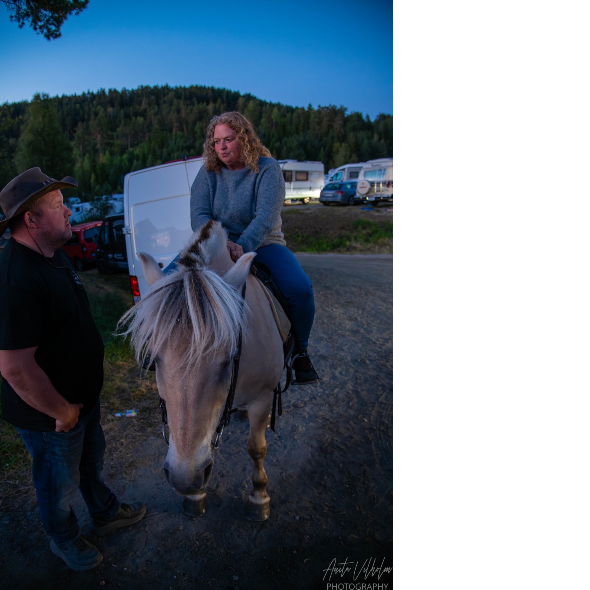 Cowboy prater med rytter på fjordhest