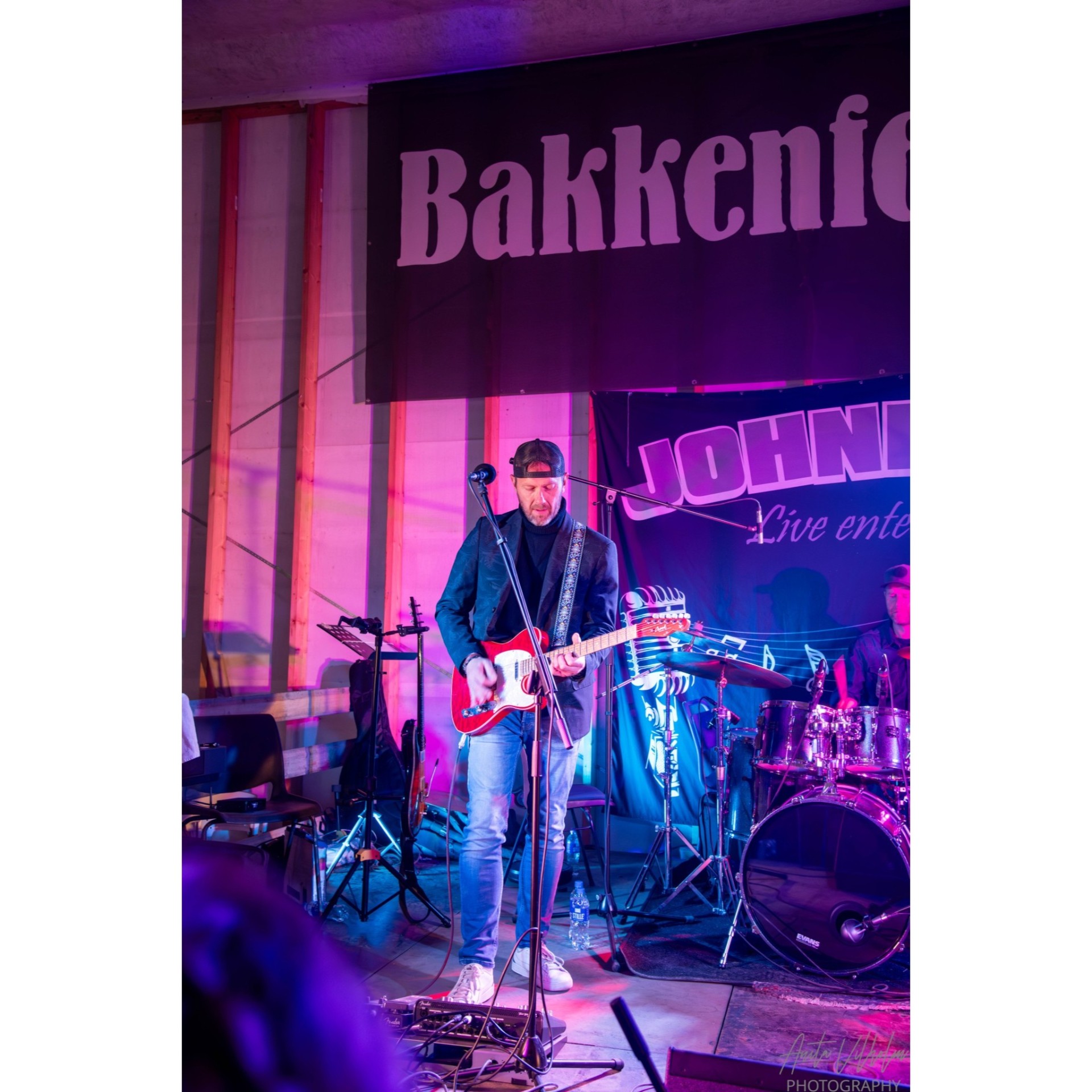 Gitarist i lilla scenelys under Bakkenfestivalen