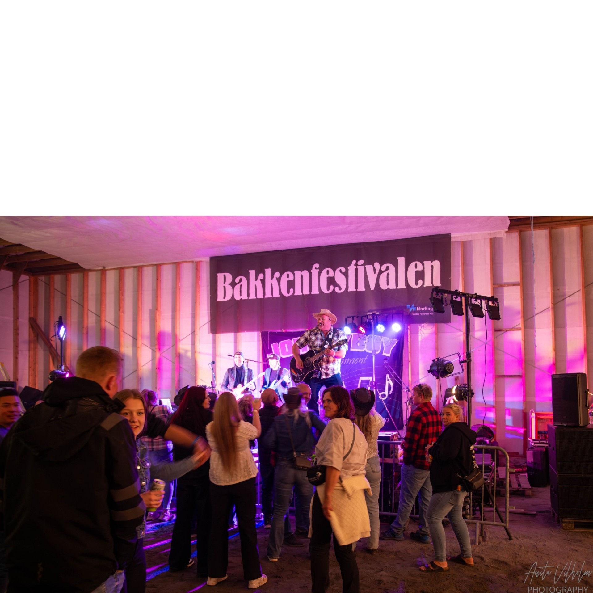 Dansegulvet fylles opp foran Bakkenfestivalen-scenen