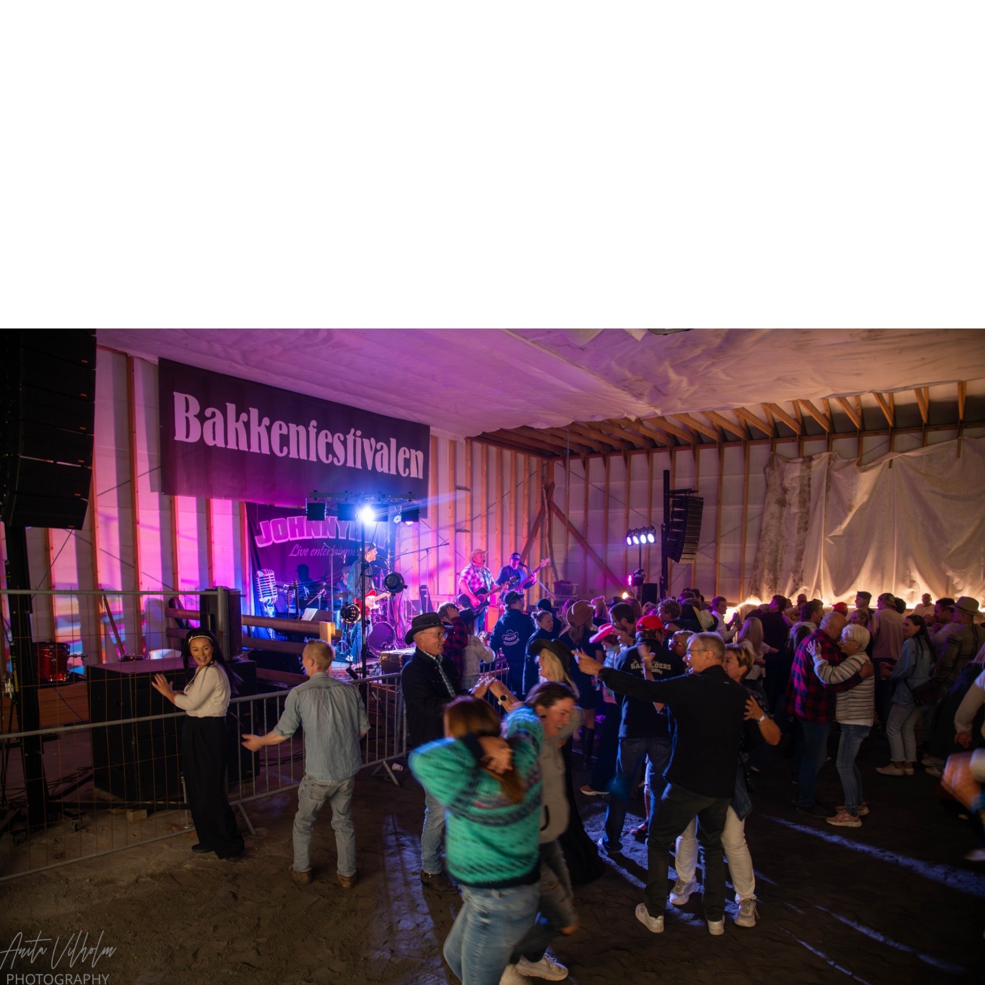 Fullt dansegulv foran Bakkenfestivalen-scenen