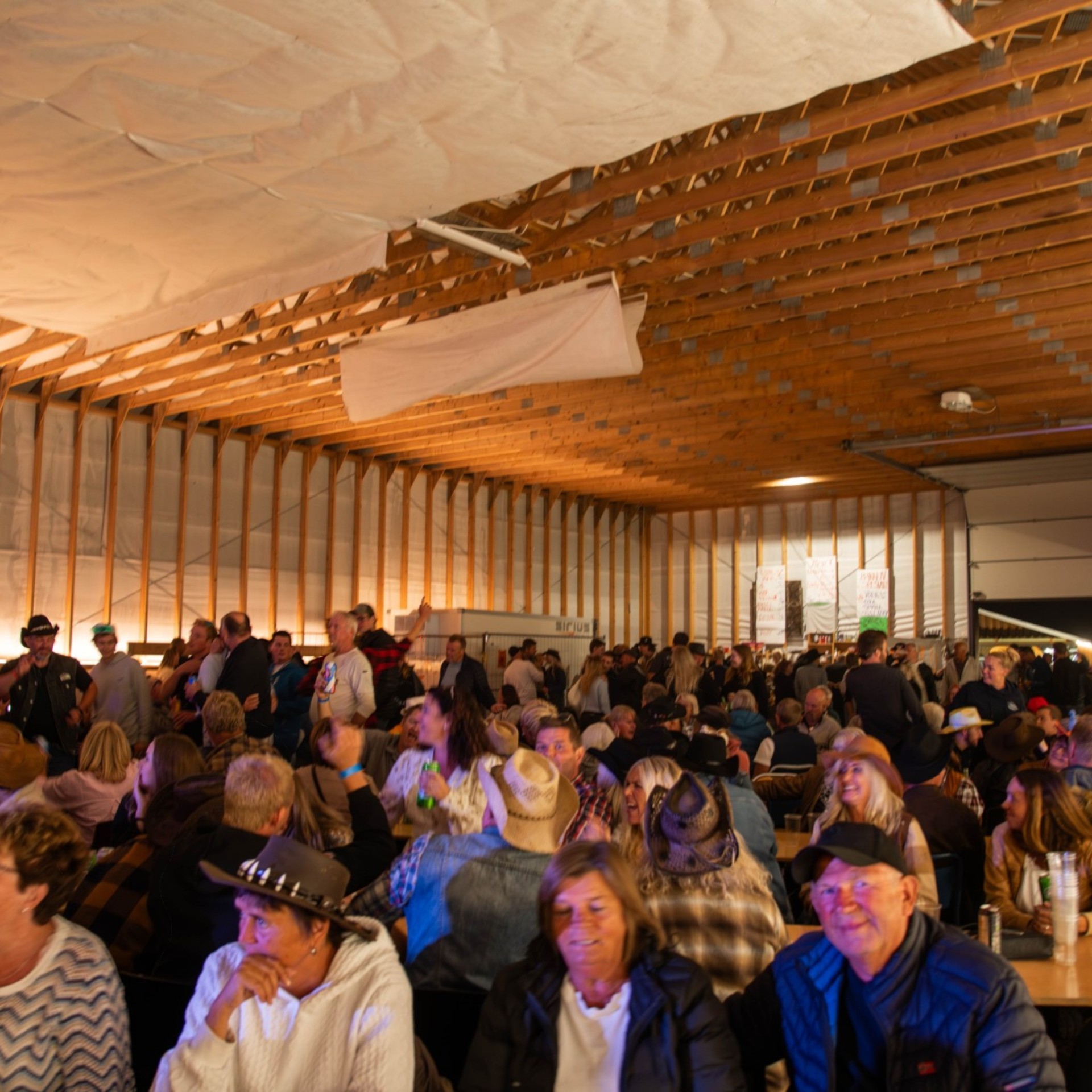Fullt hus i låven under Bakkenfestivalen